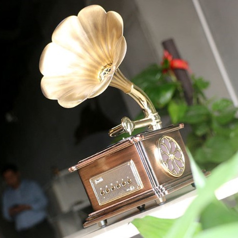 Retro phonograph bluetooth speaker creative gift home audio small ornaments vinyl record player wholesale